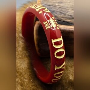 Jessica Kagan Cushman Bangle Red Resin "DO YOU HAVE ANY IDEA WHO I AM?" Sz 8